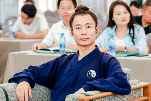 青阳子师父在大会现场